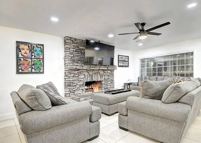 Holiday home 9 Large Bedrooms Game Lounge Fire Pit *