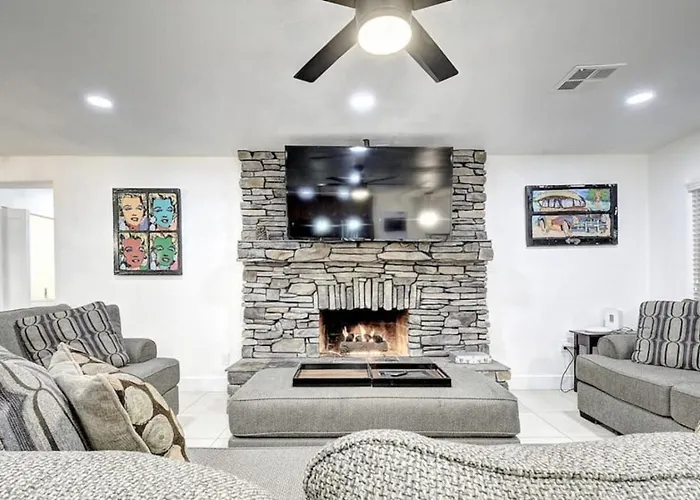 9 Large Bedrooms Game Lounge Fire Pit